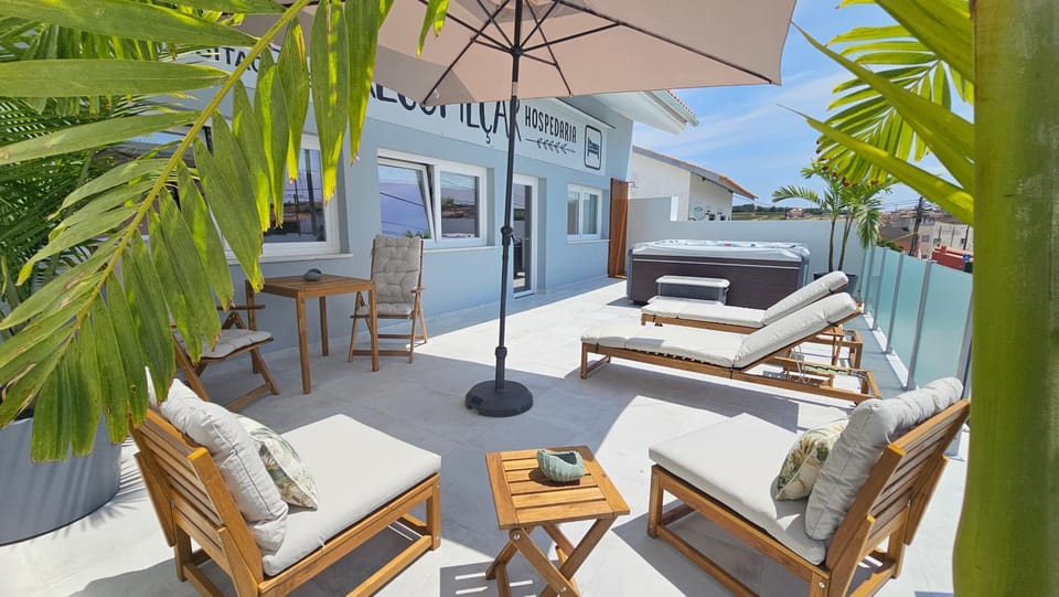 Property building, Patio, Day, Balcony/Terrace, Seating area, sunbed