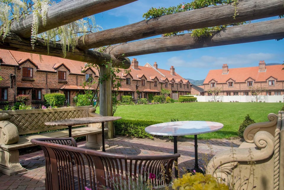 Compass Cottage - Monaco Resort Apartment in Nelson