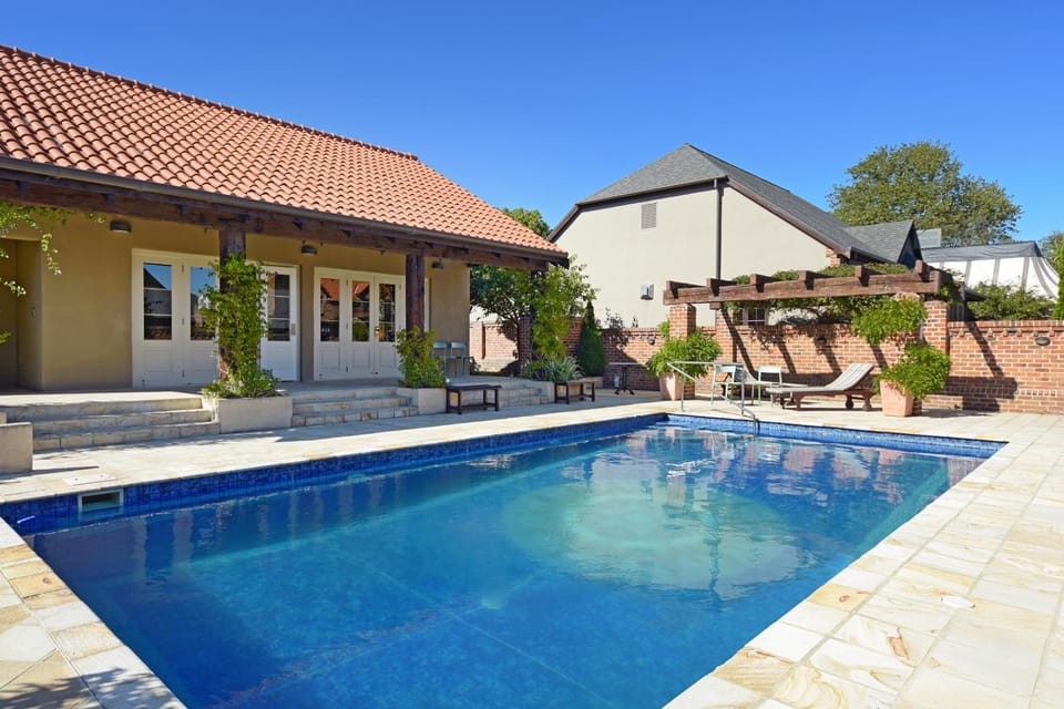 Compass Cottage - Monaco Resort Apartment in Nelson