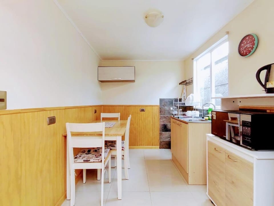 Kitchen or kitchenette, minibar