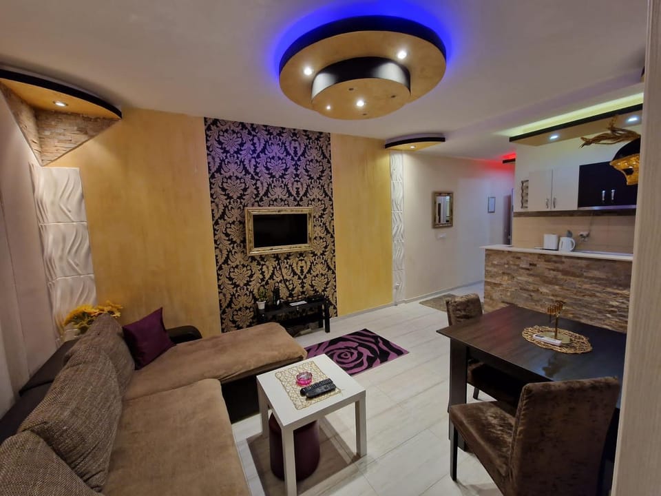 Communal lounge/ TV room, TV and multimedia, Kitchen or kitchenette, Living room, Seating area, Dining area, Evening entertainment