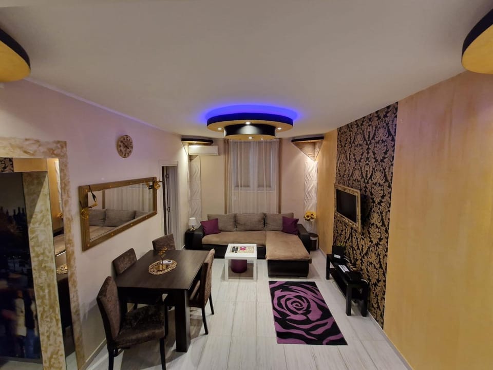 TV and multimedia, Living room, Photo of the whole room, Seating area, Dining area