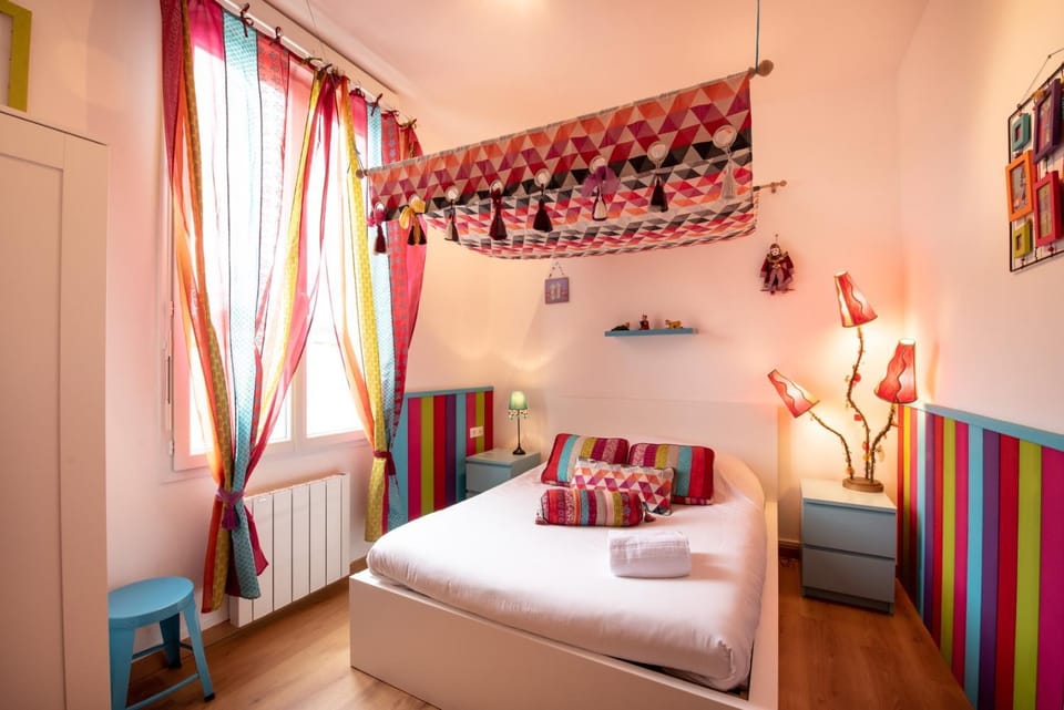Photo of the whole room, Bedroom, Street view
