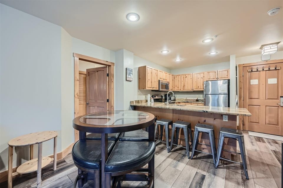 Kitchen or kitchenette, Dining area