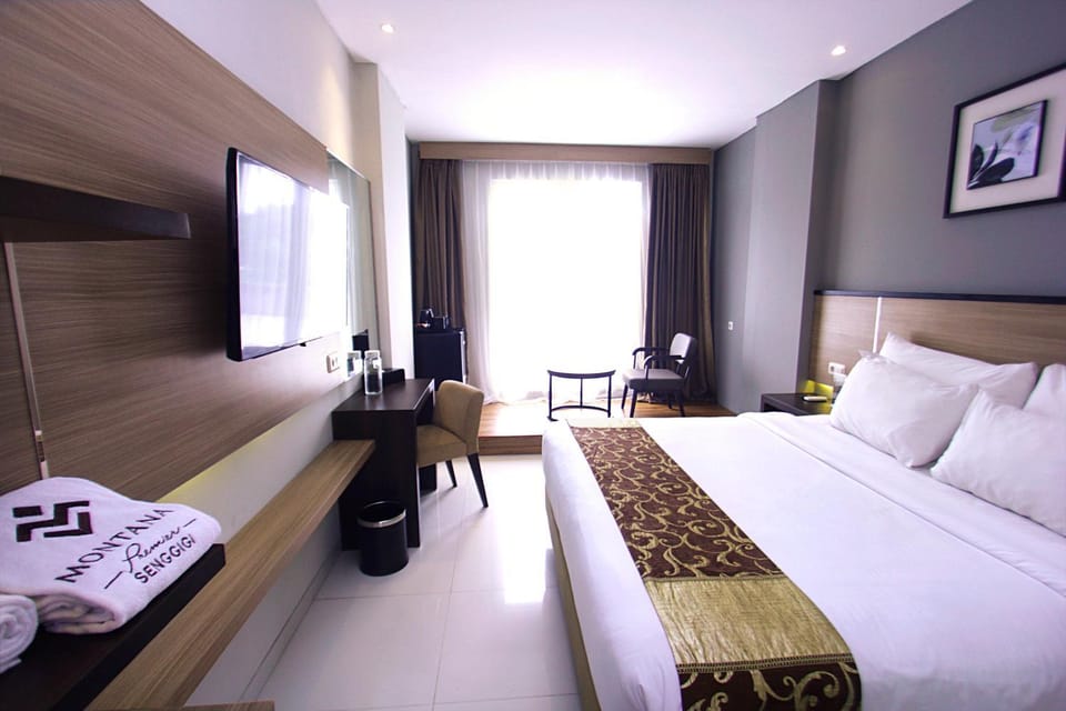 Bed, Photo of the whole room, Seating area, Bedroom, hair dresser, towels