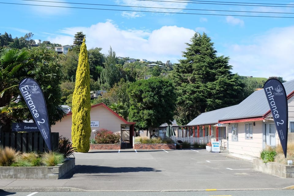Property building, Day, Neighbourhood, Parking