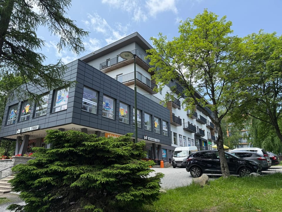 Property building, Spring, Day, Neighbourhood, Garden, Garden view, Street view, Location
