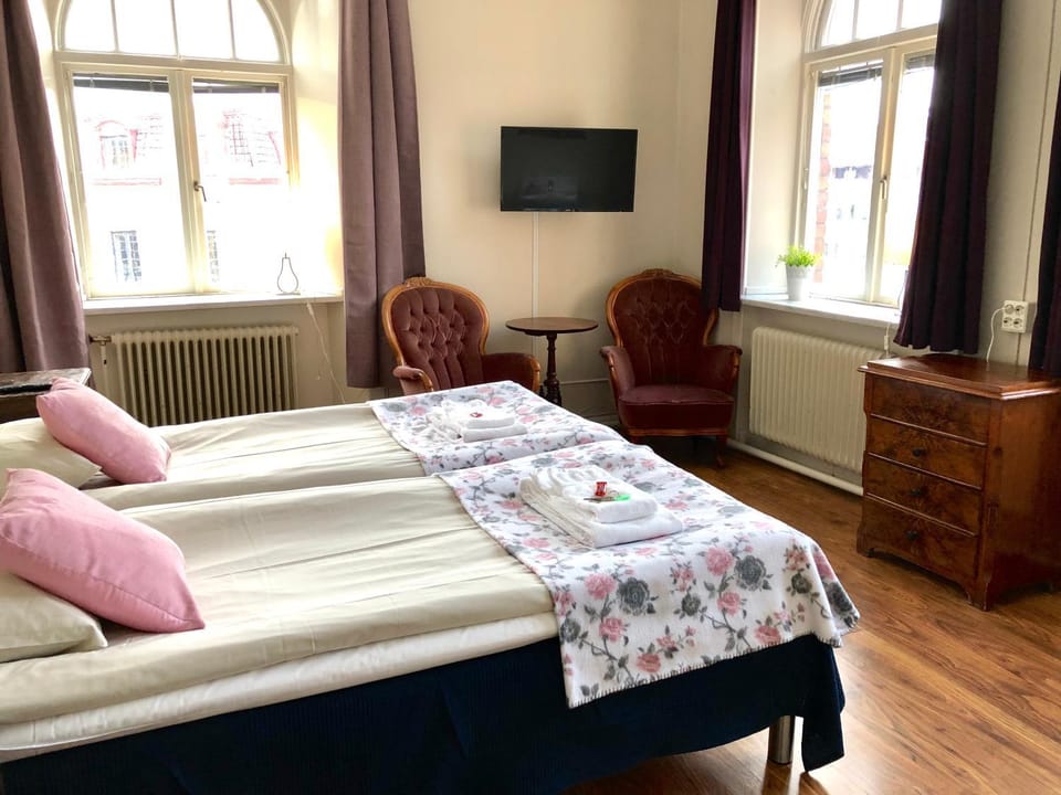 Bed, TV and multimedia, Photo of the whole room, Seating area, Bedroom