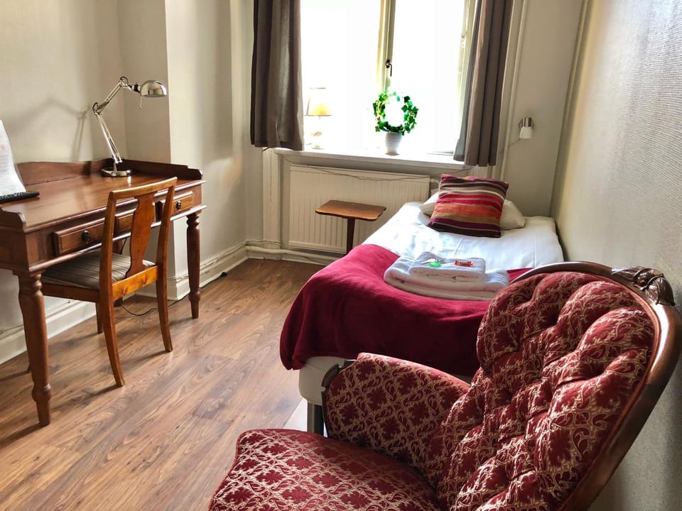 Bed, Photo of the whole room, Seating area, Bedroom