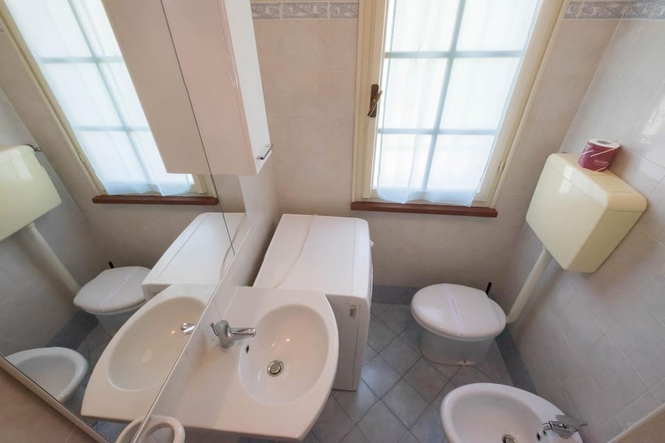 Bathroom, washing machine