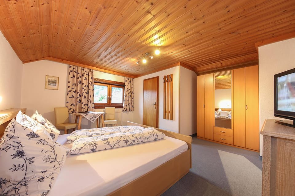 Bed, City view, cot, Family