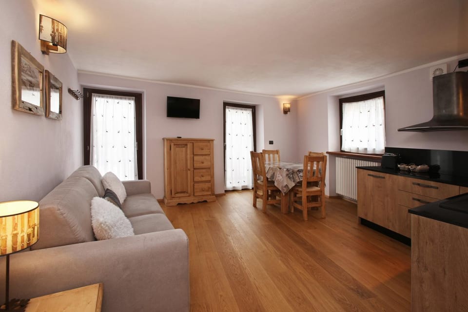 Kitchen or kitchenette, Living room, Dining area