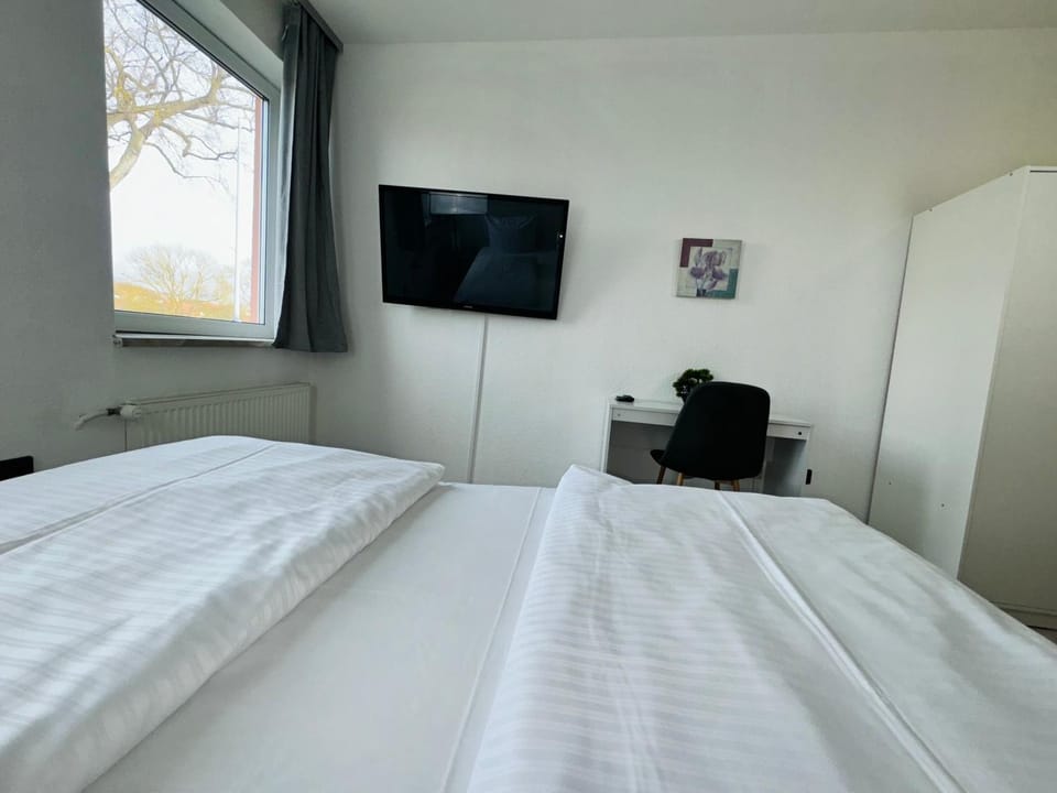 TV and multimedia, Photo of the whole room, Bedroom