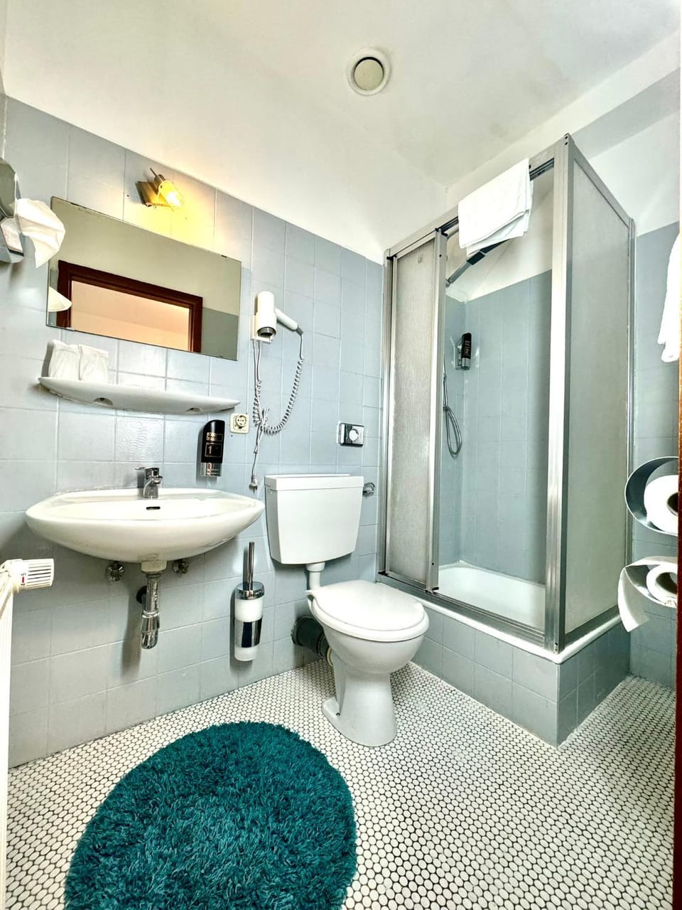 Shower, Toilet, Bathroom, towels