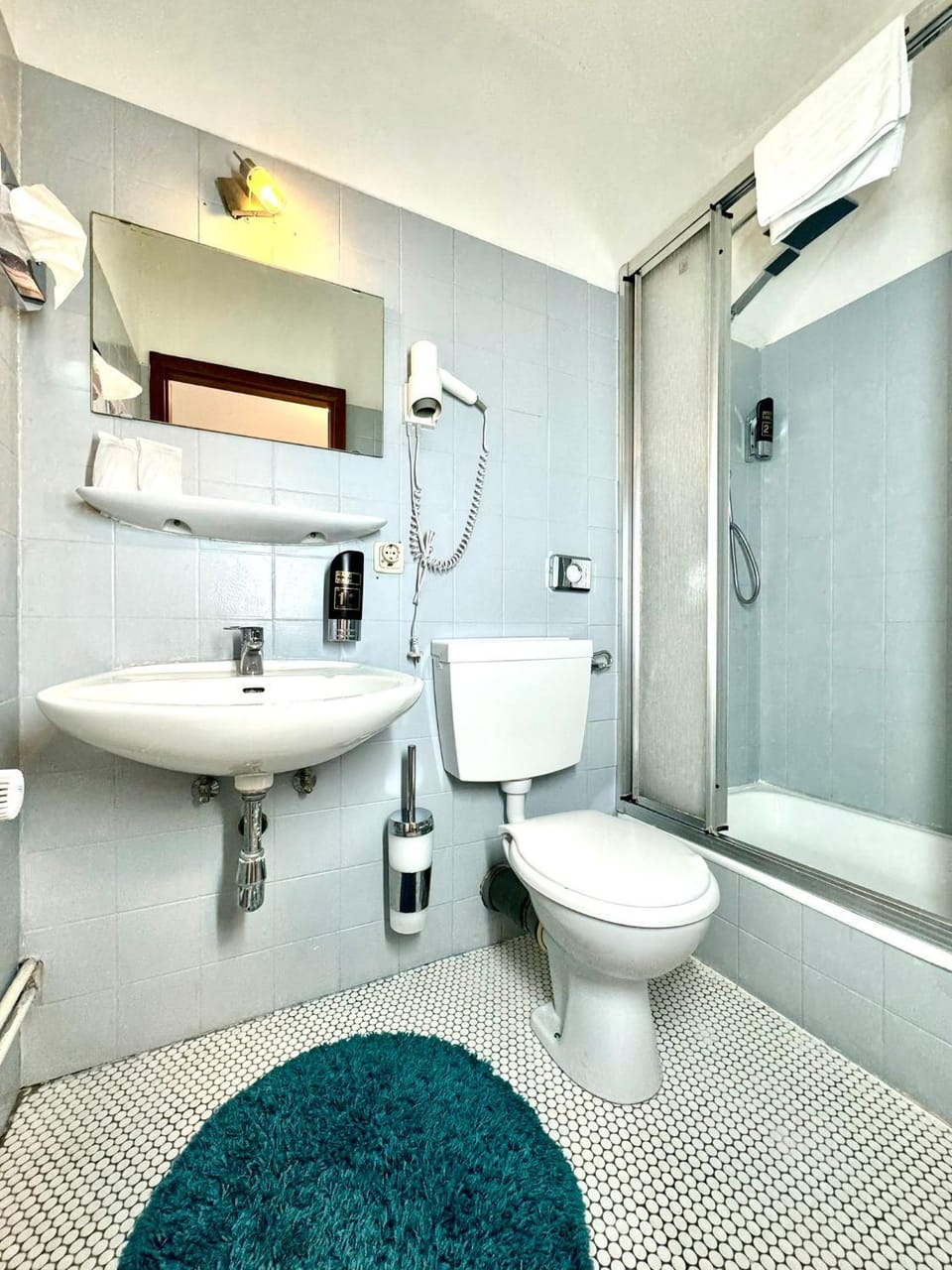 Shower, Toilet, Bathroom, towels