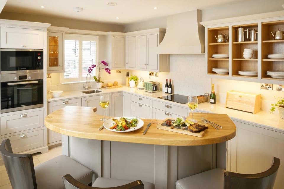 Kitchen or kitchenette, Seating area, Dining area