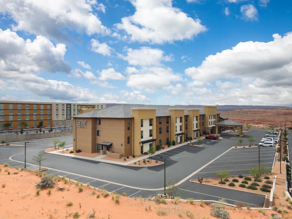 Property building, Natural landscape, Street view, Location, Parking