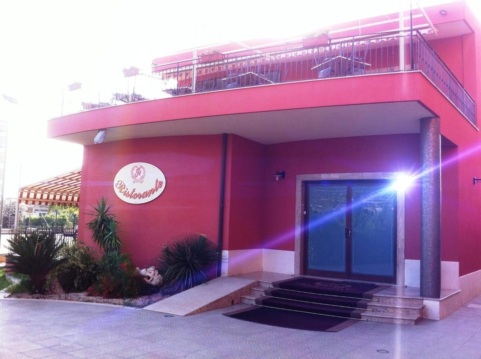 Facade/entrance