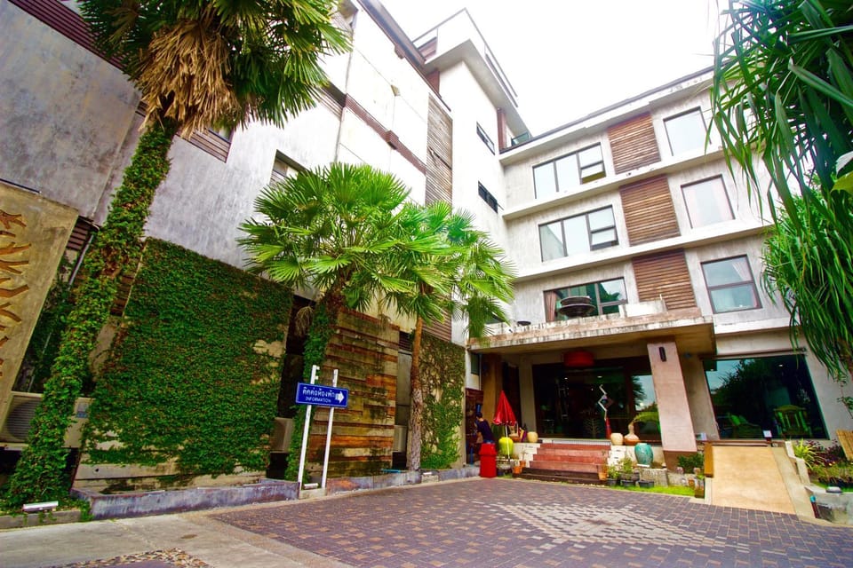 Facade/entrance