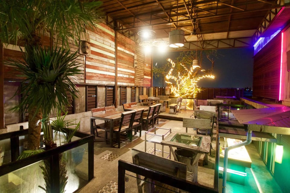 Restaurant/places to eat, Lounge or bar
