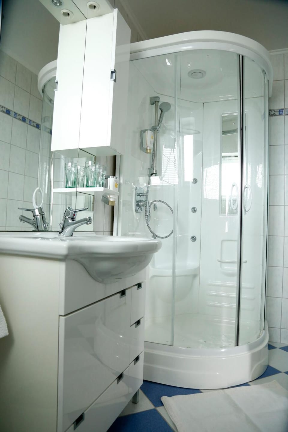 Shower, Toilet, Bathroom, towels