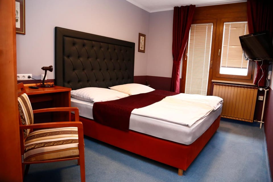 Bed, TV and multimedia, Photo of the whole room, Seating area, Bedroom