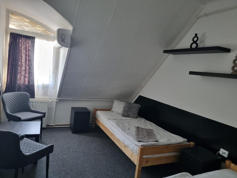 Bed, Photo of the whole room, Seating area