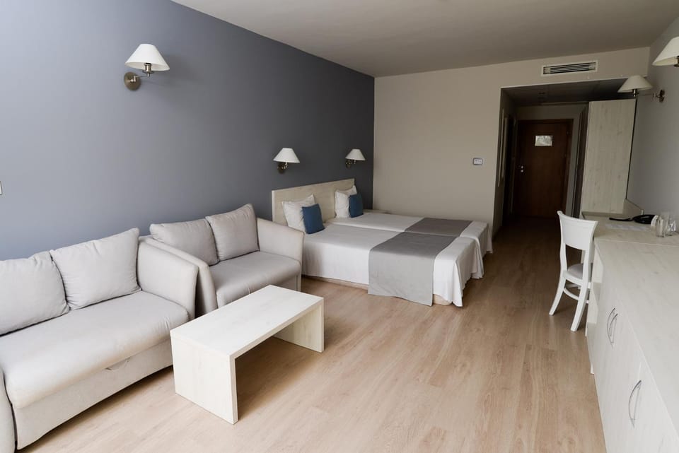 Bed, Living room