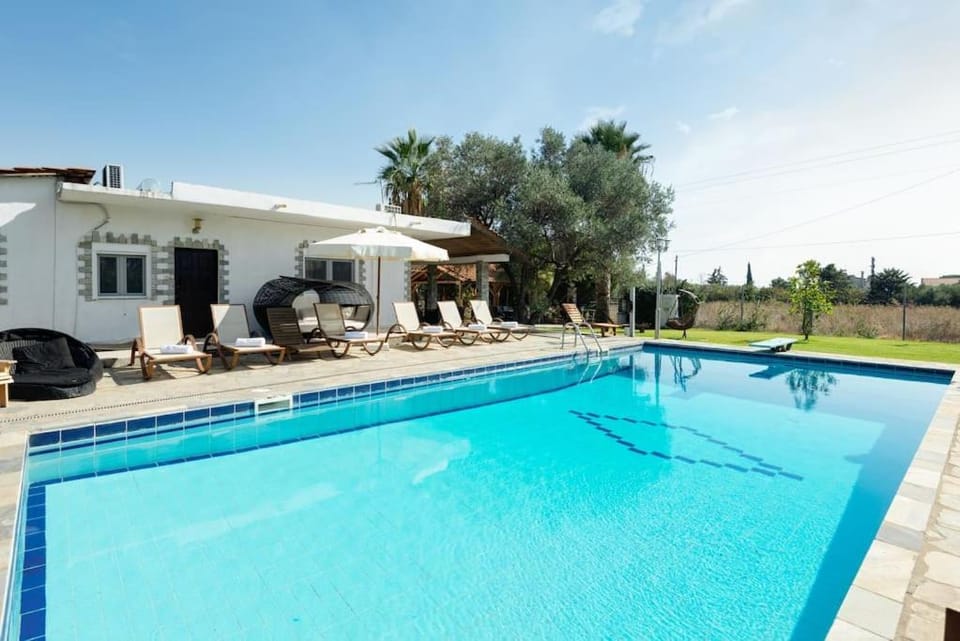 Swimming pool, sunbed