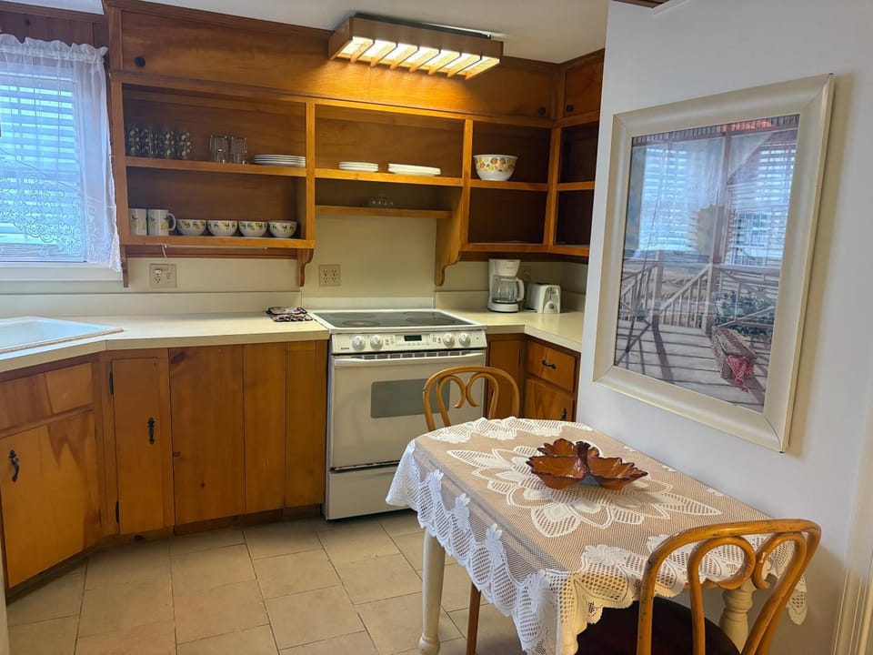 Kitchen or kitchenette, Dining area, pet friendly, stove