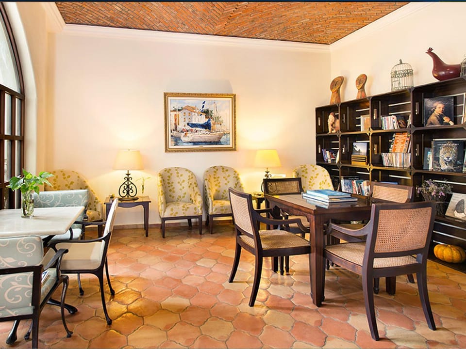 Communal lounge/ TV room, Game Room, Library, Business facilities, On site