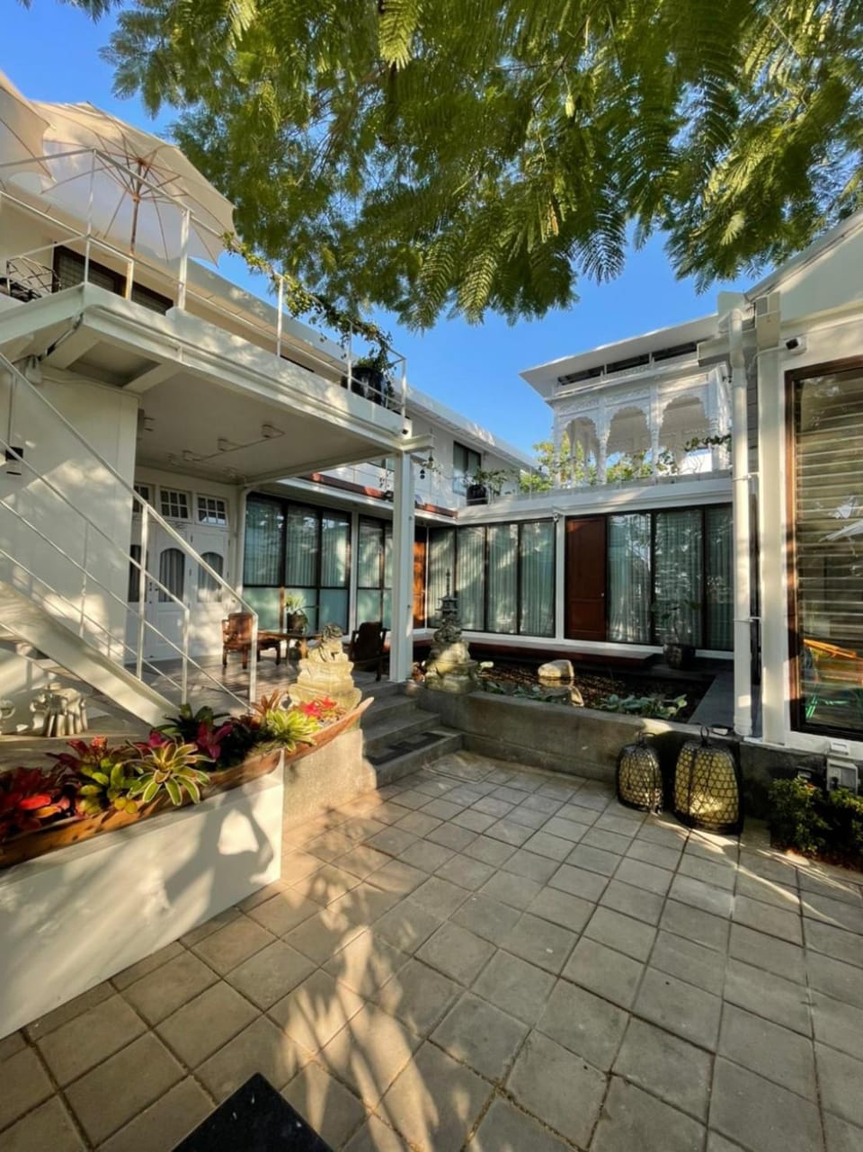 Property building, Patio, Facade/entrance