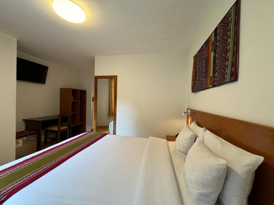 Communal lounge/ TV room, Bed, TV and multimedia, Photo of the whole room, Bedroom