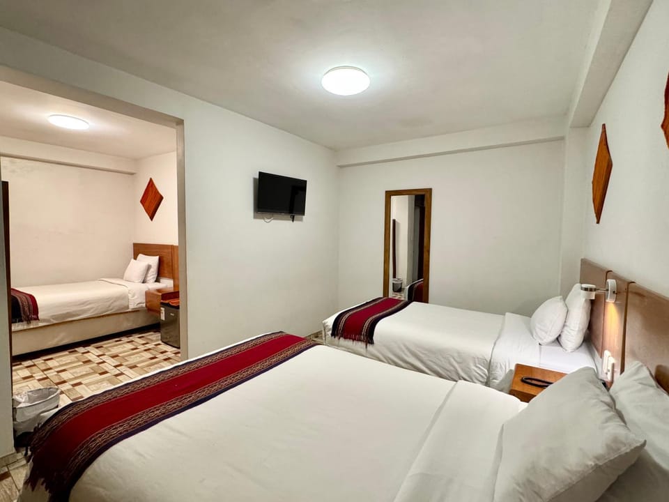 Bed, TV and multimedia, Photo of the whole room, Bedroom, towels
