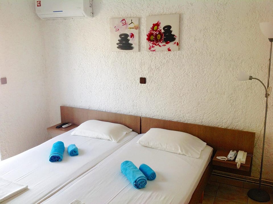 Bed, Bedroom, towels, air conditioner