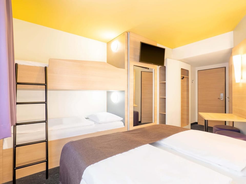 Photo of the whole room, Family