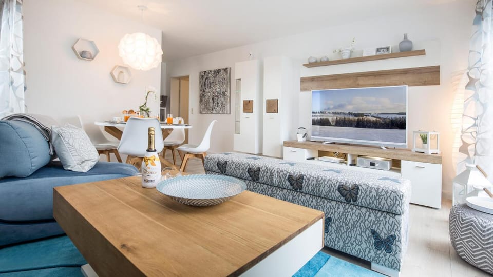 TV and multimedia, Living room, Photo of the whole room, Decorative detail, Decorative detail