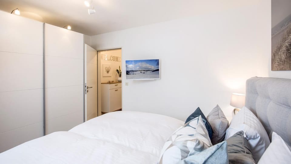 Bed, Photo of the whole room, Decorative detail, Decorative detail
