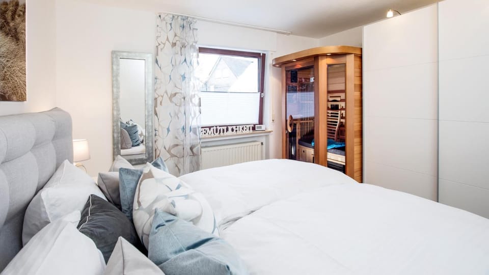 Bed, Sauna, Photo of the whole room, Decorative detail, Decorative detail, Bedroom