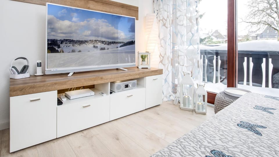 TV and multimedia, Living room, Photo of the whole room, Decorative detail, Decorative detail