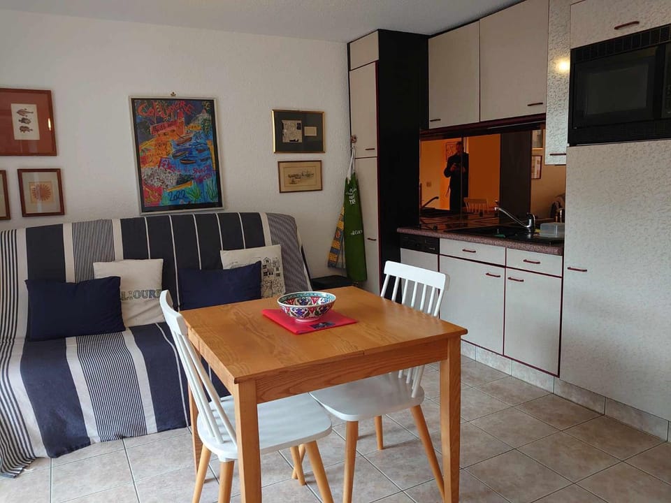 Kitchen or kitchenette, Dining area, stove
