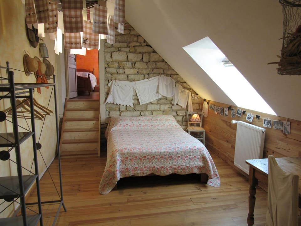 Coffee/tea facilities, Bedroom, cot, locker