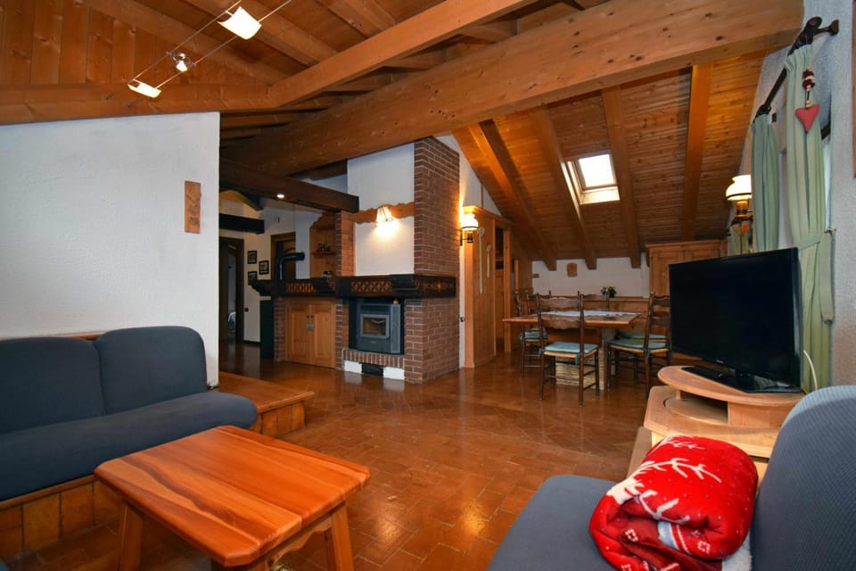 "La Mansarda" in the Dolomites + Jacuzzi Apartment in Veneto