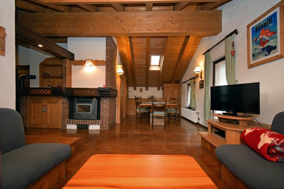 "La Mansarda" in the Dolomites + Jacuzzi Apartment in Veneto
