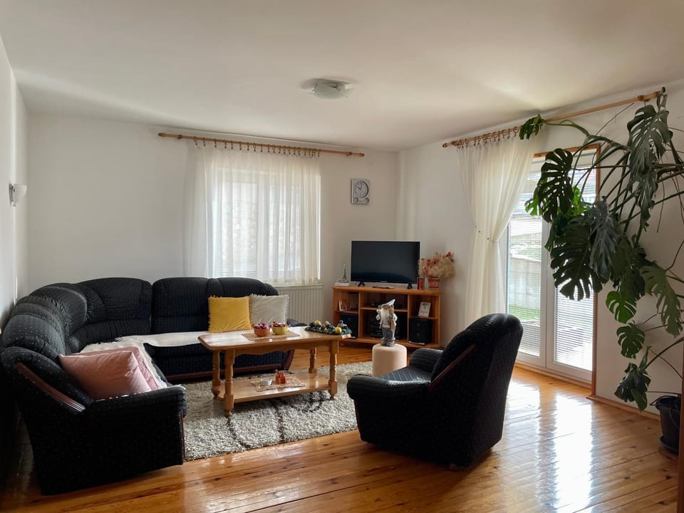 Communal lounge/ TV room, TV and multimedia, Living room, Seating area, Dining area, Evening entertainment