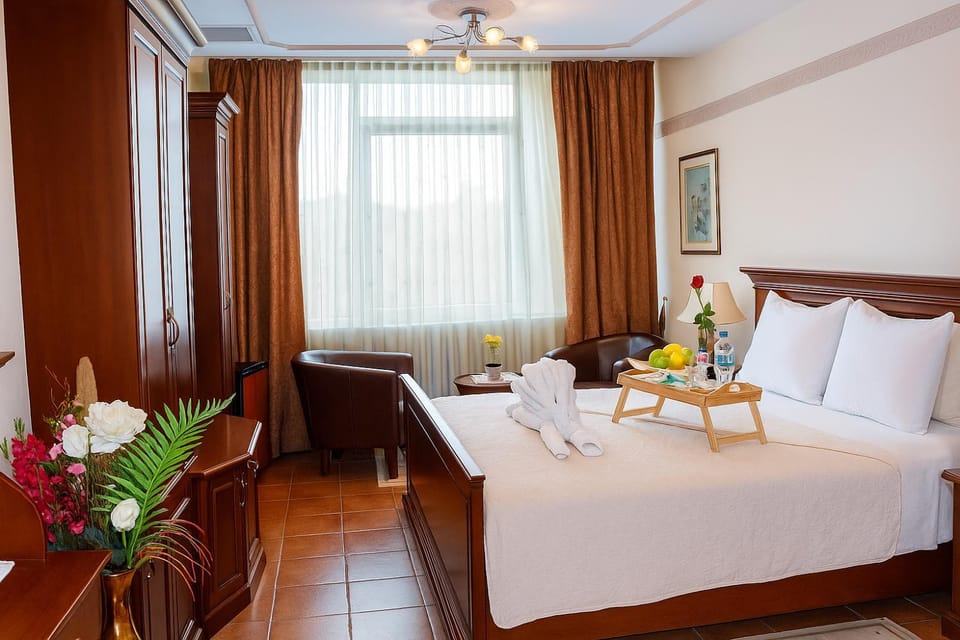 Restaurant/places to eat, Coffee/tea facilities, hair dryier, safe, air conditioner