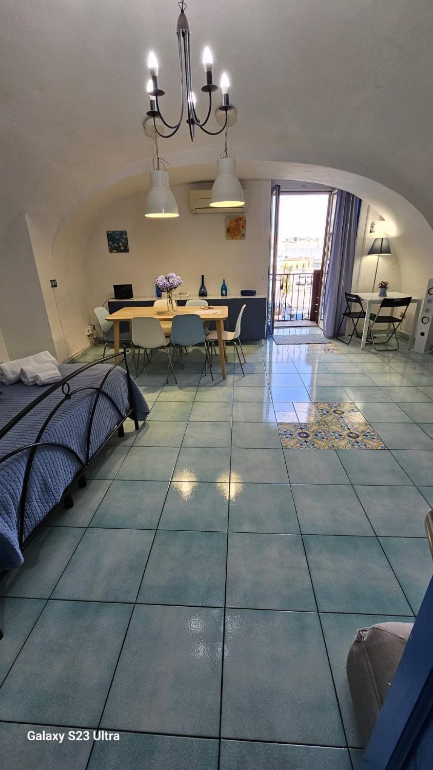 Bed, Photo of the whole room, Seating area, Dining area, Bedroom