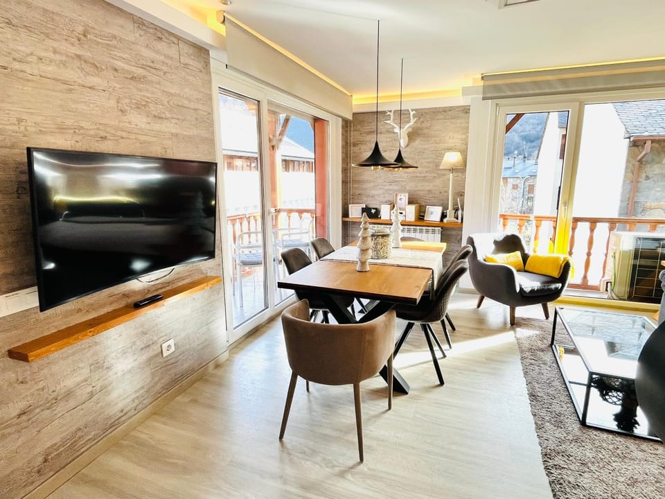 TV and multimedia, Seating area, Dining area