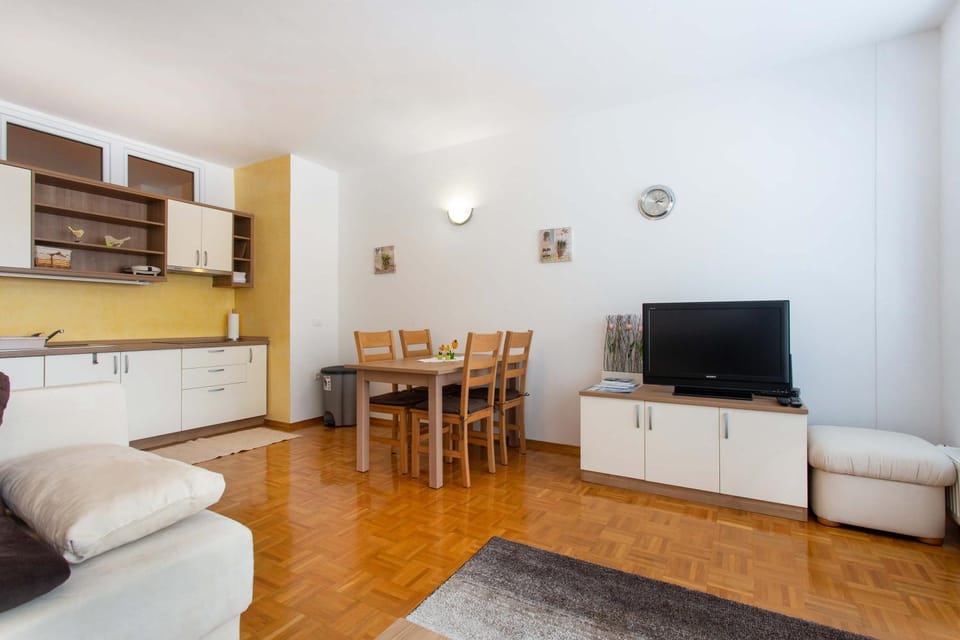 TV and multimedia, Living room, Dining area