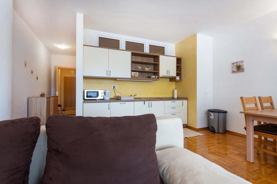 Kitchen or kitchenette, Living room, Seating area, Dining area